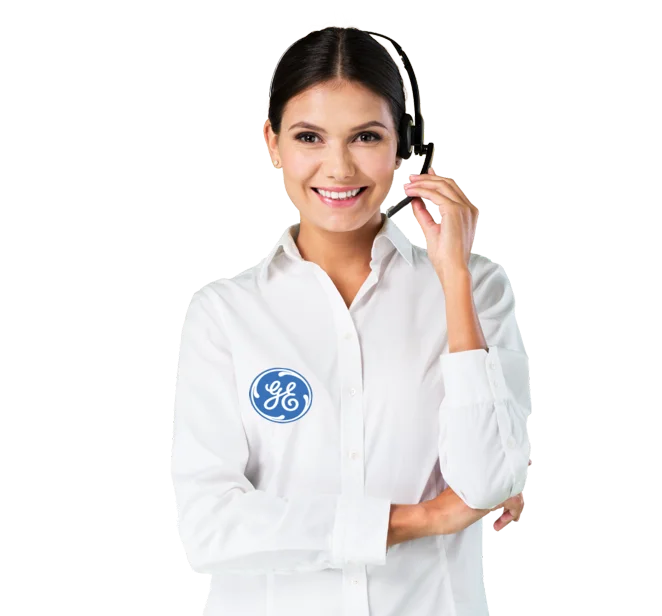 Técnico autorizado General Electric documentando una reparación en Cali